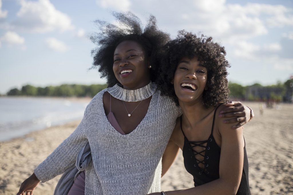 Afro Haare und lachende Frauen